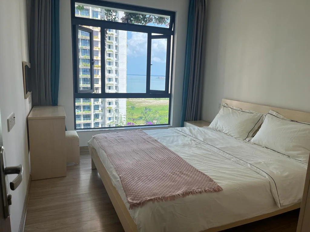 Cozy Bedroom Condo at Forest City / Senlin Chengshi