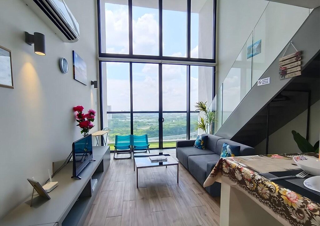 Cozy Duplex, Quiet Stay with MRT View #SP1