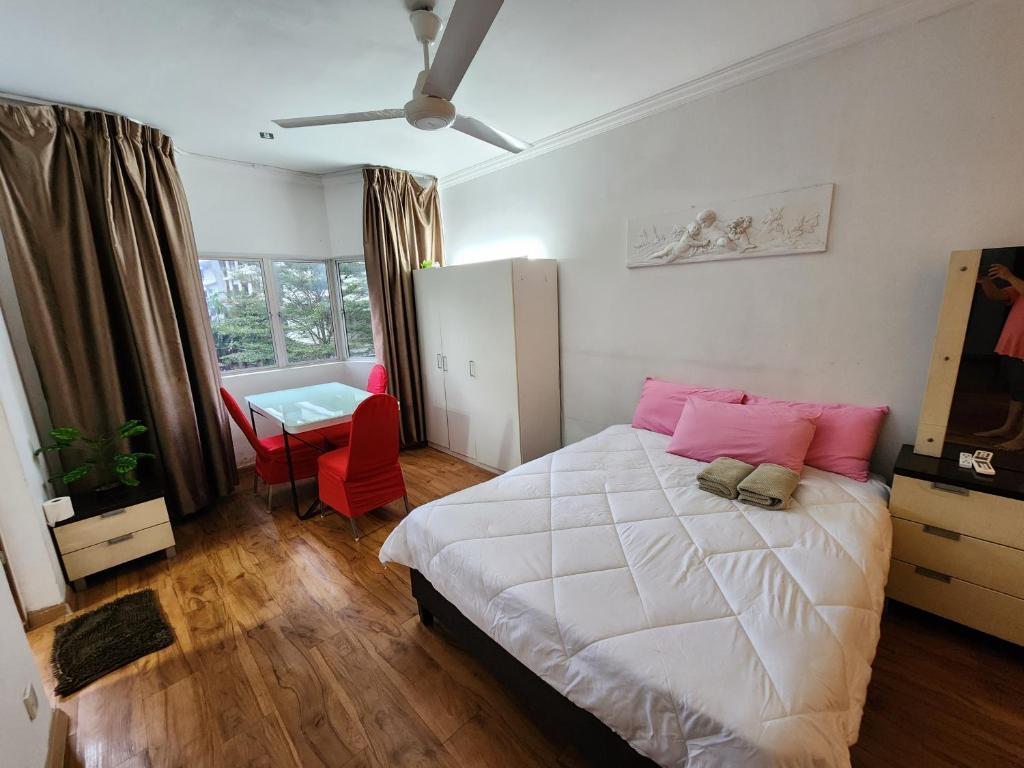 Jacuzzi POOL 3Bedroom, walk to Stadium